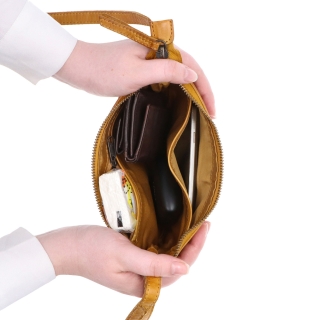 Malá elegantná kožená crossbody kabelka Noelia Bolger materiál kože zapínanie na zips farba žltá veľkosť malá NB 2420 ZLU Vnútro