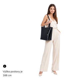 Syntetická shopper kabelka s príveskom Le Sands materiál syntetická koža zapínanie na zips farba hnedá veľkosť veľká 4643 H Na postave