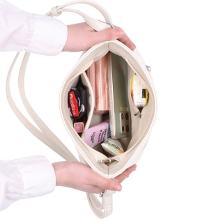 Praktická a elegantná crossbody kabelka Carmelo materiál syntetická koža zapínanie na zips farba čierna veľkosť stredná 4605 C Vnútro