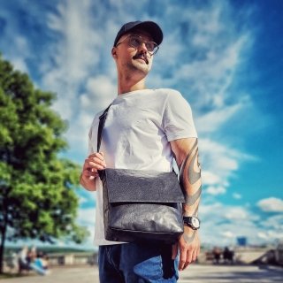 Kožená crossbody s chlopňou Poyem materiál kože zapínanie s chlopňou farba čierna veľkosť stredná 2207 Poyem C Lifestyle