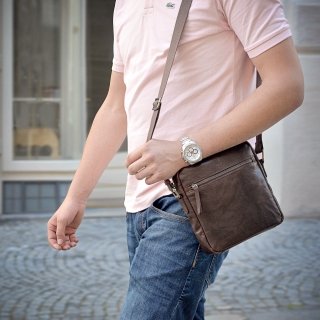 Kožená crossbody taška Poyem materiál kože farba hnedá veľkosť malá 2206 Poyem H Lifestyle