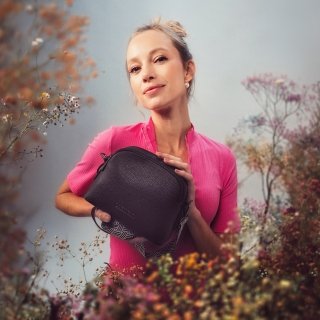Malá crossbody kabelka so širokým popruhom Carmelo materiál syntetická koža zapínanie na zips farba čierna veľkosť malá 4355 C Lifestyle