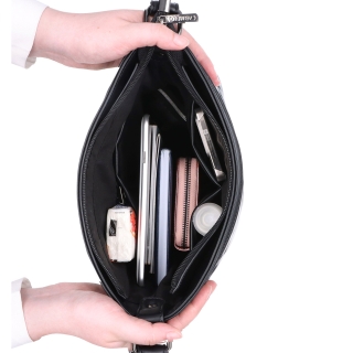 Moderná dámska kabelka z nadýchaného nylonu Carmelo materiál nylon zapínanie na zips farba čierna veľkosť stredná 4382 C Vnútro