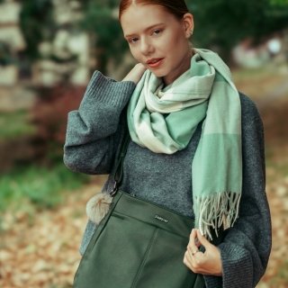 Chlpatý prívesok s ozdobnými korálkami Indee materiál plyš farba béžová D028 Lifestyle