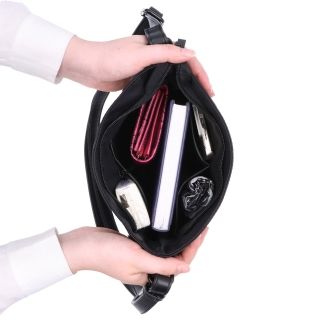 Štýlová dámska crossbody kabelka z nylonu Carmelo materiál nylon zapínanie na zips farba čierna veľkosť malá 6606 C LE Vnútro