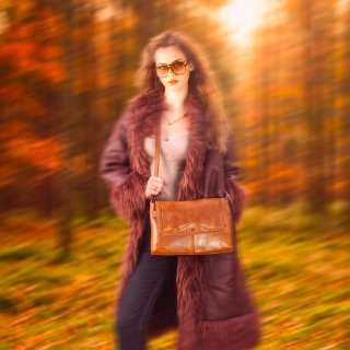 Crossbody kabelka z pravej kože s chlopňou Noelia Bolger materiál kože zapínanie s chlopňou farba koňaková veľkosť stredná NB 2024 KO Lifestyle
