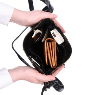 Malá kožená crossbody s prešívaním Noelia Bolger materiál kože zapínanie na zips farba čierna veľkosť malá NB 2086 C Vnútro