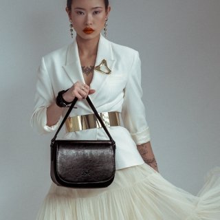 Elegantná kožená crossbody kabelka s chlopňou Noelia Bolger materiál kože zapínanie s chlopňou farba čierna veľkosť malá NB 0117 C Lifestyle