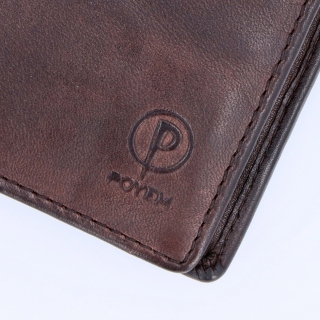 Praktická kompaktná peňaženka z pravej kože Poyem materiál kože zapínanie Bez zapínania farba hnedá veľkosť malá 5243 Poyem H Logo