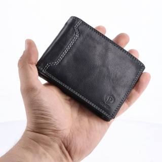Kožená peňaženka na šírku Poyem materiál kože zapínanie Bez zapínania farba čierna veľkosť malá 5208 Poyem C V ruke