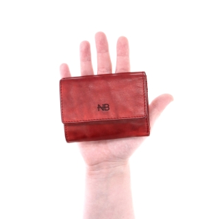 Malá kožená peňaženka pre mužov aj ženy Noelia Bolger materiál kože farba červená veľkosť malá 5135 NB CV V ruke