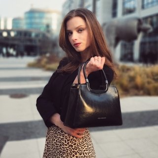 Kožená kabelka do ruky Noelia Bolger materiál kože zapínanie na zips farba čierna veľkosť malá NB 0075 C Lifestyle