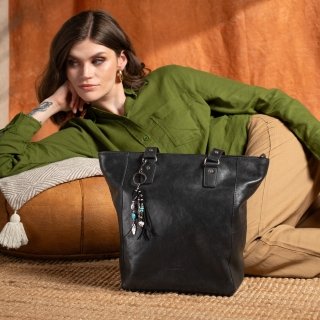Dámska kožená shopperka s príveskom Noelia Bolger materiál kože zapínanie na zips farba čierna veľkosť veľká NB 3103 C Lifestyle