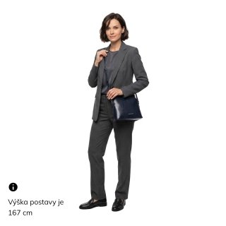 Minimalistická kožená crossbody kabelka na každý deň Noelia Bolger materiál kože zapínanie na zips farba modrá veľkosť malá NB 0116 TM Na postave