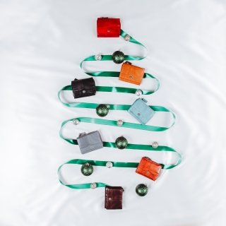 Kožená peňaženka s praktickým vreckom na zips Noelia Bolger materiál kože zapínanie na cvok farba čierna veľkosť malá 5132 NB C Lifestyle