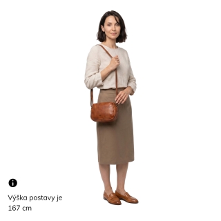 Minimalistická kožená crossbody kabelka Noelia Bolger materiál kože zapínanie na zips farba koňaková veľkosť malá NB 2417 KO Na postave