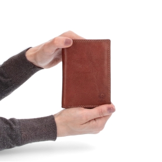 Praktické kožené puzdro na doklady Poyem materiál kože zapínanie Bez zapínania farba koňaková veľkosť malá 5226 Poyem KO V ruke