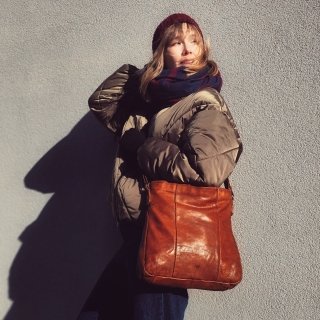 Kožená crossbody kabelka s prešívaním Noelia Bolger materiál kože zapínanie na zips farba koňaková veľkosť stredná NB 2002 KO Lifestyle