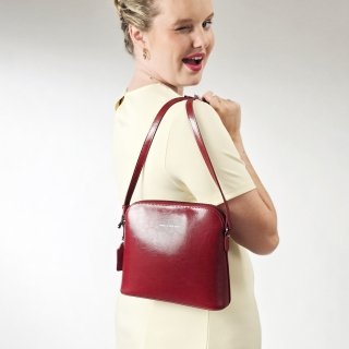 Elegantná kožená crossbody k šatám aj saku Noelia Bolger materiál kože zapínanie na zips farba červená veľkosť malá NB 0078 TCV Lifestyle