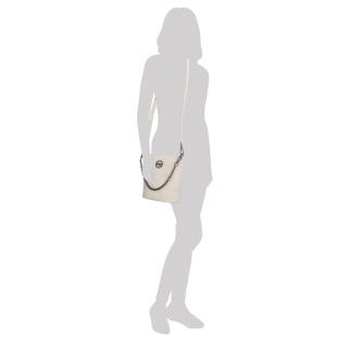 Malá kožená crossbody kabelka s výraznou retiazkou Noelia Bolger materiál kože zapínanie na zips farba béžová veľkosť malá NB 3016 K Na postave