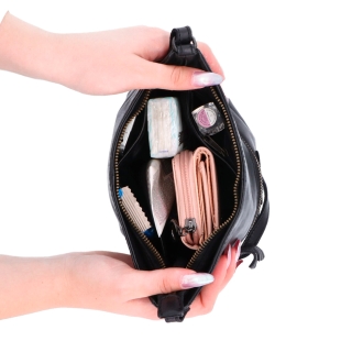 Kožená crossbody kabelka na každý deň Noelia Bolger materiál kože zapínanie na zips farba čierna veľkosť malá NB 2404 C Vnútro