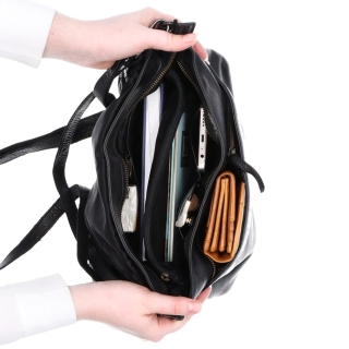 Crossbody kabelka z pravej kože s chlopňou Noelia Bolger materiál kože zapínanie s chlopňou farba čierna veľkosť stredná NB 2024 C Vnútro