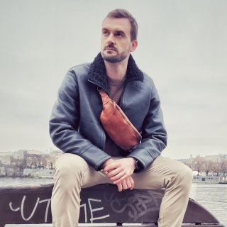 Malá kožená ľadvinka s čistým dizajnom Noelia Bolger materiál kože zapínanie na zips farba koňaková veľkosť malá NB 2403 KO Lifestyle