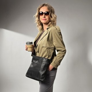 Crossbody kabelka s prešívaním Tangerin materiál syntetická koža zapínanie na zips farba čierna veľkosť stredná 8004 C Lifestyle
