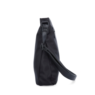Crossbody kabelka v minimalistickom štýle Carmelo materiál nylon zapínanie na zips farba čierna veľkosť stredná 6605 C Z boku