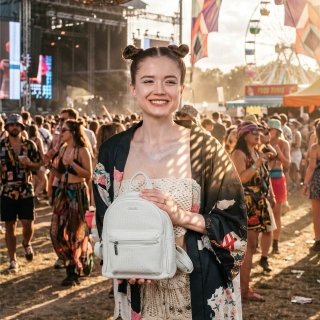 Malý batoh s moderným dizajnom Carmelo materiál syntetická koža zapínanie na zips farba béžová veľkosť malá 4314 K Lifestyle