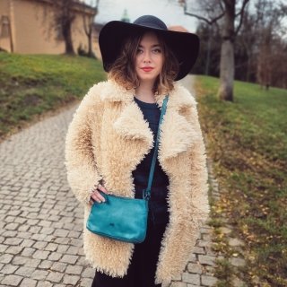 Praktická kožená crossbody na každý deň Noelia Bolger materiál kože zapínanie na zips farba tyrkysová veľkosť malá NB 2406 TYR Lifestyle