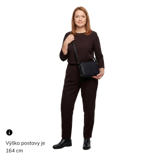 Nadčasová crossbody kabelka s chlopňou Le Sands materiál syntetická koža zapínanie s chlopňou farba čierna veľkosť malá 7724 C Na postave