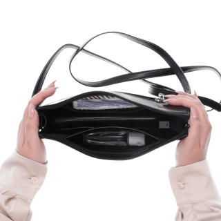 Malá kožená crossbody kabelka Noelia Bolger materiál kože zapínanie na zips farba čierna veľkosť malá NB 0046 C Vnútro