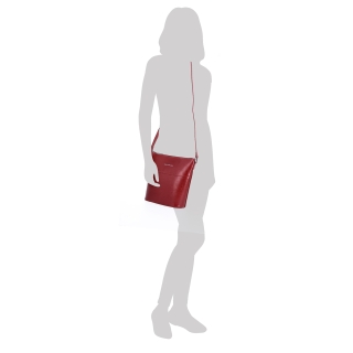Luxusná kožená crossbody kabelka Noelia Bolger materiál kože zapínanie na zips farba červená veľkosť malá NB 0077 TCV Na postave