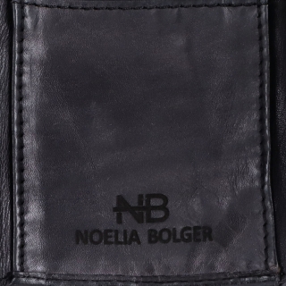 Kožená peňaženka s praktickým vreckom na zips Noelia Bolger materiál kože zapínanie na cvok farba čierna veľkosť malá 5132 NB C Logo
