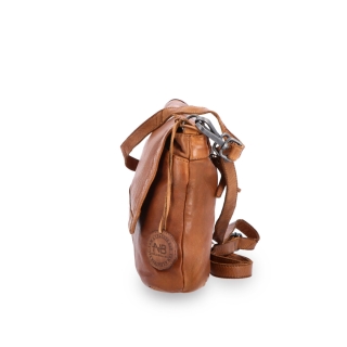 Crossbody kabelka z pravej kože s chlopňou Noelia Bolger materiál kože zapínanie s chlopňou farba koňaková veľkosť stredná NB 2024 KO Z boku