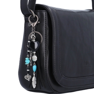 Menšia crossbody kabelka s chlopňou a príveskom Noelia Bolger materiál kože zapínanie s chlopňou farba čierna veľkosť stredná NB 3111 C Detail