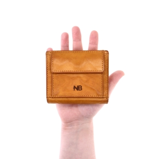 Malá kožená peňaženka s unisex dizajnom Noelia Bolger materiál kože farba žltá veľkosť malá 5133 NB ZLU V ruke