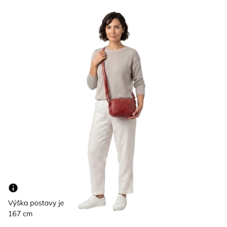Minimalistická kožená crossbody kabelka Noelia Bolger materiál kože zapínanie na zips farba červená veľkosť malá NB 2417 CV Na postave