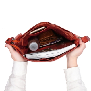 Kožená crossbody kabelka s prešívaním Noelia Bolger materiál kože zapínanie na zips farba červená veľkosť stredná NB 2002 CV Vnútro