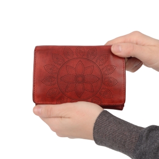 Kožená peňaženka s motívom mandaly Noelia Bolger materiál kože zapínanie na cvok farba červená veľkosť stredná 5118 NB CV V ruke