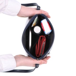 Minimalistická kožená crossbody kabelka na každý deň Noelia Bolger materiál kože zapínanie na zips farba modrá veľkosť malá NB 0116 TM Vnútro