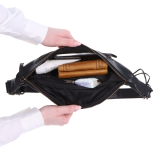 Moderná kožená crossbody ľadvinka Noelia Bolger materiál kože zapínanie na zips farba čierna veľkosť malá NB 2402 C Vnútro