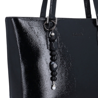Elegantná kabelka cez rameno s príveskom Le Sands materiál syntetická koža zapínanie na zips farba čierna veľkosť veľká 4645 C Detail