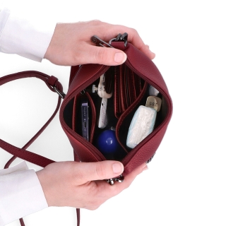 Malá kožená crossbody kabelka s výraznou retiazkou Noelia Bolger materiál kože zapínanie na zips farba červená veľkosť malá NB 3016 CV Vnútro