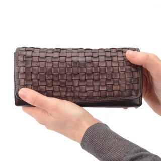 Dlhá prepletaná peňaženka Noelia Bolger materiál kože zapínanie na cvok farba hnedá veľkosť veľká 5105 NB H V ruke