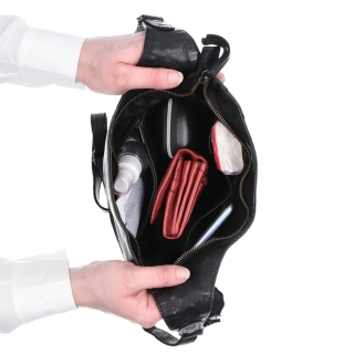 Elegantná kožená crossbody kabelka s vreckami Noelia Bolger materiál kože zapínanie na zips farba čierna veľkosť malá NB 2101 C Vnútro