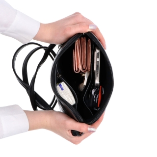 Malá minimalistická crossbody kabelka Le Sands materiál syntetická koža zapínanie na zips farba čierna veľkosť malá 7712 C Vnútro
