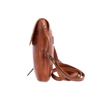 Kožená crossbody taška s chlopňou Noelia Bolger materiál kože zapínanie s chlopňou farba koňaková veľkosť malá NB 2418 KO Z boku
