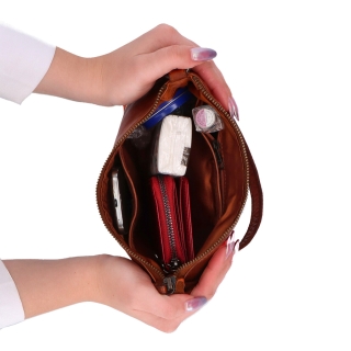 Praktická kožená crossbody na každý deň Noelia Bolger materiál kože zapínanie na zips farba koňaková veľkosť malá NB 2406 KO Vnútro